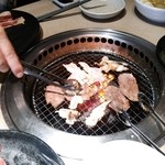 焼肉きんぐ - 肉焼き中