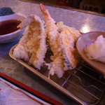 地魚酒場 魚八商店 - 天ぷらはキス、エビ、アナゴ、かぼちゃの４種類です。