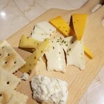 仏男 - チーズの盛り合わせ。