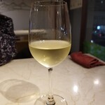 仏男 - 先ずはアペリティフとしてグラスの白ワインを。