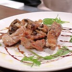 トリワイン ＰＩＫＯＳＨＨＨＵ - 鶏モモ肉のキノコ詰めバルサミコソース