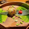HANARE - 車海老と豚足：
                車海老、豚足をペースト状にしてソテーし、表面を網脂で包んで料理。下には中華おこわが敷かれていて、一緒に食べると濃厚なリゾットのよう。
                横の紅玉は、ポン酢とシーカーサーで和えた紅芯大根。
