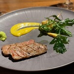 188563097 - 石垣牛の柔らかいうちももを目の前でグリル。
                    　お肉は薬味として、わさび。
                    　添えられた野菜には黄身酢ソースを
                    
