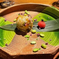 HANARE - 車海老と豚足：
                    車海老、豚足をペースト状にしてソテーし、表面を網脂で包んで料理。下には中華おこわが敷かれていて、一緒に食べると濃厚なリゾットのよう。
                    横の紅玉は、ポン酢とシーカーサーで和えた紅芯大根。