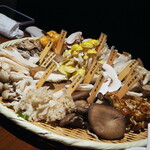  きのこ鍋＆きのこ料理専門店 何鮮菇 - きのこ15種盛り