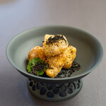 プレゼンテ スギ - 2022.11 森の地面（ヤマドリタケのフリット、黒鮑の肝ソース、ユキノシタ）