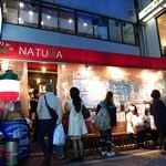 イタリアン酒場ナチュラ - 19時前という時間にも関わらず店の前にいつも通りの行列が出来始めている。