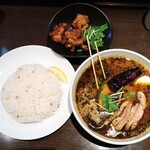 スープカリー スアゲ プラス - せせりの塩麹漬けカレー(スアゲスープ大盛り、辛さ⑥超辛、ライス大)、厚真産とり肉のからあげ4個