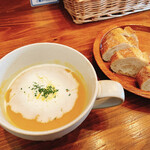 カフェ デュボワ - セットのスープとパン