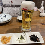 魚房三徳 - アサヒ スーパードライ(600円)とお通しの、切干大根、牛乳豆腐、ひじき