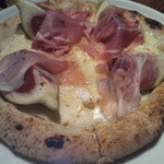 タケル クインディチ - 無花果と生ハムのクアトロフォルマッジ