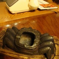 かに道楽 新宿本店 - 喫煙個室にはかにの灰皿。ひひひ。店員さん呼び出し電話のレトロなのもエエ