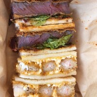 メインダイニングルーム - ステーキ、海老フライサンドウィッチ