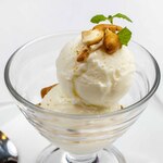 Coconut ice cream with peanuts