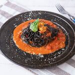It won't turn black! Sea urchin tomato pasta with squid ink noodles