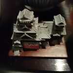 馬刺しと焼き鳥 グルマン三年坂 - 置物