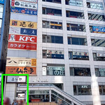 Tanya Zenjirou - ビル左下が『善治郎 仙台駅前本店』。歩道橋の上には右翼の街宣車を見物している人でいっぱい！