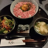 馬刺しと焼き鳥 グルマン三年坂 - 馬トロ丼