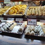 手打ちセルフうどん 海侍 - 天ぷら、おにぎりコーナー