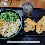 手打ちセルフうどん 海侍 - かけうどん(熱 中2玉)、とり天、カレイの天ぷら