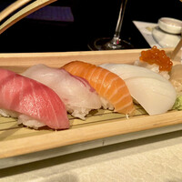 かさね - 本鮪、鯛、サーモン、烏賊、いくら握り