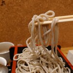 香るつけ蕎麦　蕎麦花 - 箸上げ