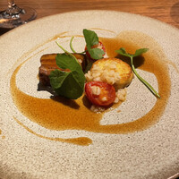 HANARE - ラフテー：中華風に八角やシナモンが効いたラフテー。
                    横にはフレンチトーストやトマト、押し麦のバターソテーが添えられて洋風に。
                    上に飾られた葉は、ツボクサというホテルでとれた葉っぱとのこと。