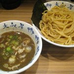 重厚煮干中華そば 大ふく屋 - 魚粉が大量な「重厚つけそば 大盛300g(\780)」。