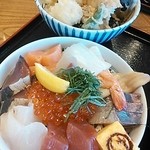 マルトモ水産 鮮魚市場 - 海鮮丼と天丼