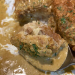 Milk Curry & Bar Bite - コロッケを割ると
すき焼き風味付け肉ソボロとジャガイモが