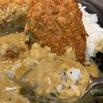 Milk Curry & Bar Bite - カレールーはデリケートでマイルド甘口系
甘味の中に微かに辛味が見え隠れする珍しいタイプ
ルーのボリュームがチョイ少ない…(^◇^;)