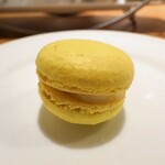 お茶とお菓子まやんち - レモンのマカロン