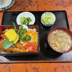 江戸屋食堂 - 【ソースかつ重&たぬき汁】950円税込。