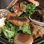 カメイノ食堂 - 奥に見えるのがファラフェルサンド　手前はお惣菜