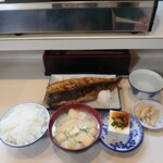 食事と酒処 真 - 豆腐と漬物もついてます
