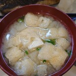 食事と酒処 真 - 油揚げの味噌汁