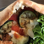 カメイノ食堂 - ファラフェルサンドアップ