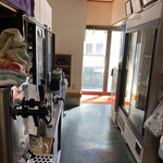 大衆割烹 つかさ - 厨房方面からお客さんが入ってくるのでびっくり笑 常連さんしか入ってこないのでしょうが(^◇^;)