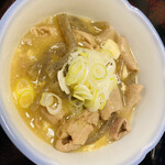 大衆割烹 つかさ - もつ煮込みアップ♫ トロミのある汁、こだわりの味噌、柔らかくて優しい味わいでありました(๑>◡<๑)