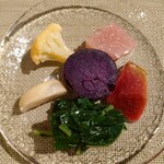 仏蘭西料理 やおら料理店 - カブの葉、紅芯大根、赤大根、オレンジブロッコリー、カブ、紫芋