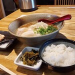 ワイズ ダイニング　一博 - 醤油豚骨らーめん＆唐揚げ小ライスセット（高菜と紅しょうがはセルフで）