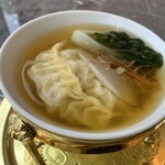 中国料理 新香港 - 夏草花と鱶鰭入れスープ餃子