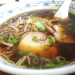 Ramen Shin - 人気ＮＯ１のラーメン♪濃そうに見えるスープも、キレがある正当派醤油です。
