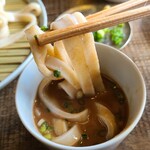 地粉うどん わだち草 - 更に胡桃だれ。
            ローストされた胡桃を摺り潰し、味噌や醤油や出汁で整えてある様です。
            胡桃の香り、ファーストタッチは胡麻だれよりも軽く感じますが、余韻が深く癖になりそう。