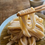 Jigona Udon Wadachisou - 艶のある平打ちうどん、滑らかでコシもある
                        プレーンで噛むと甘みと小麦の香り、微かな塩みを感じます。
                        最初の1本だけのつもりが思わず2本目もプレーンで食べてしまった。