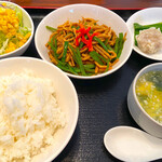 白珍 - サービスランチ（青椒肉絲）　¥1,000