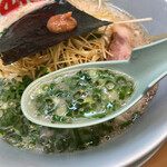 ラーメン山岡家 - あっさり塩豚骨スープと刻みネギ、レンゲが止まりません。