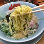 ラーメン山岡家 - スープに合う中細ストレート麺。