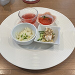 Chuugokuryouri Tourimi Chikami Shidamiten - 黒酢のドリンク、トマトの酢の物、棒棒鶏、サラダ