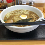 らーめんどんぐり - ワンタンめん中、950円。